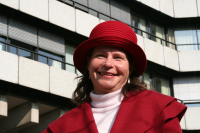 Dr. Gina Feistel vor Kundengebäude